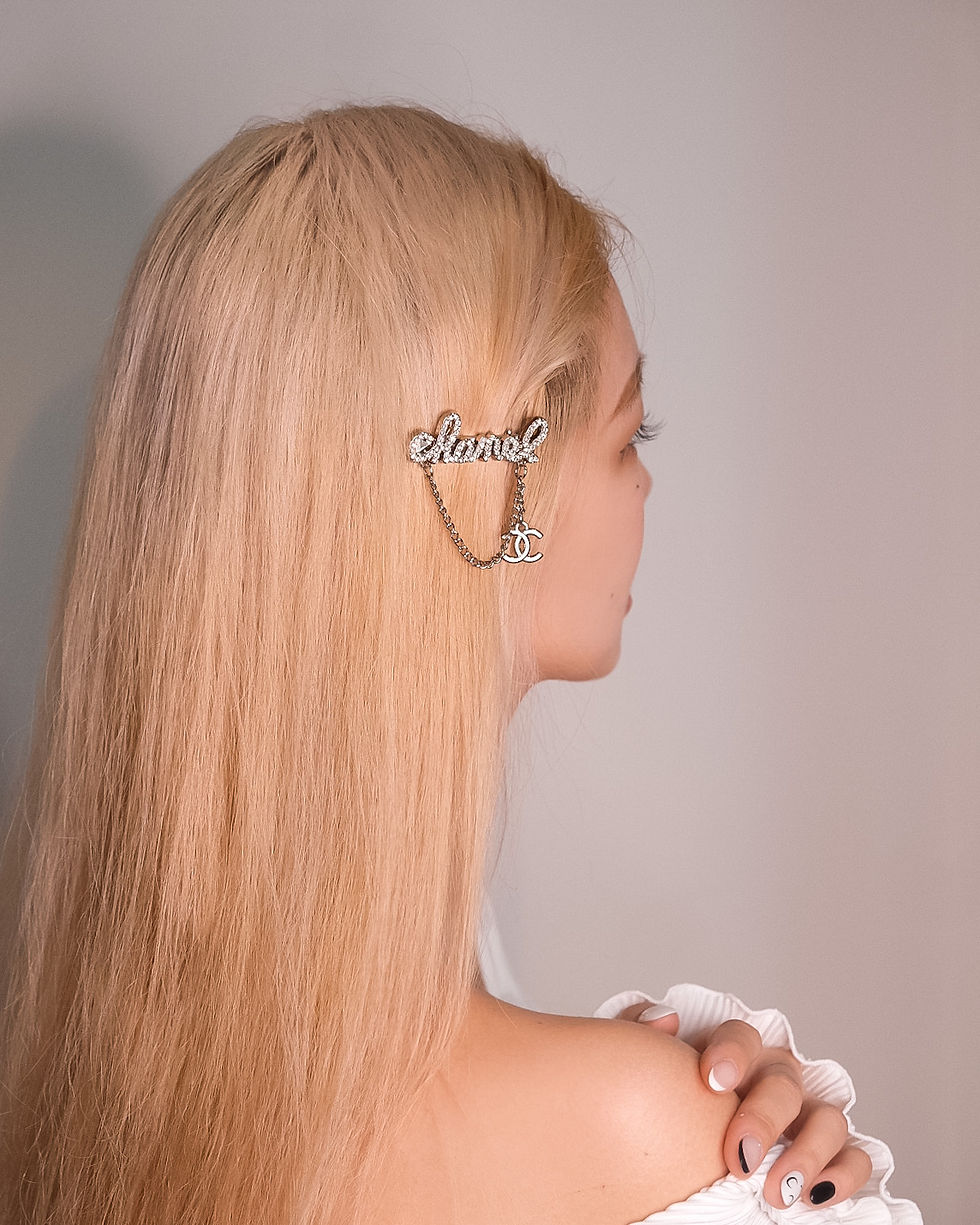 サムネイル： 𝗖𝗵𝗮𝗻𝗲𝗹 𝗦𝗺𝗮𝗹𝗹 𝗟𝗲𝘁𝘁𝗲𝗿 𝗛𝗮𝗶𝗿 𝗖𝗹𝗶𝗽