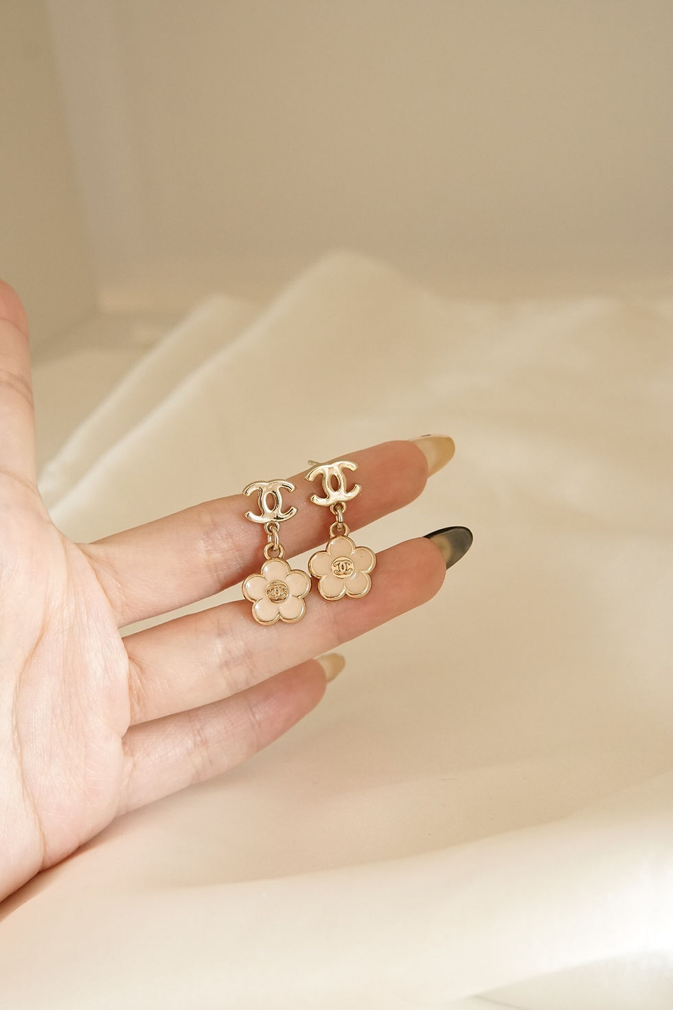 ภาพขนาดย่อ: 𝗖𝗵𝗮𝗻𝗲𝗹 𝗣𝗶𝗻𝗸𝘆 𝗕𝗹𝗼𝘀𝘀𝗼𝗺 𝗘𝗮𝗿𝗿𝗶𝗻𝗴𝘀