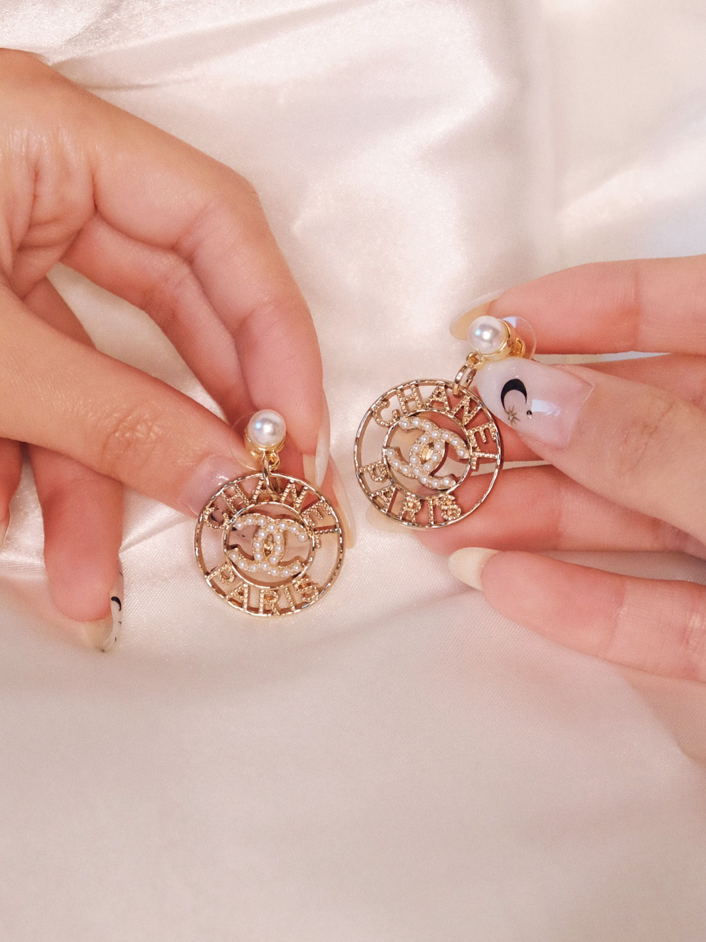 𝗖𝗵𝗮𝗻𝗲𝗹 𝗣𝗮𝗿𝗶𝘀 𝗛𝗼𝗼𝗽𝘀 𝗘𝗮𝗿𝗿𝗶𝗻𝗴𝘀