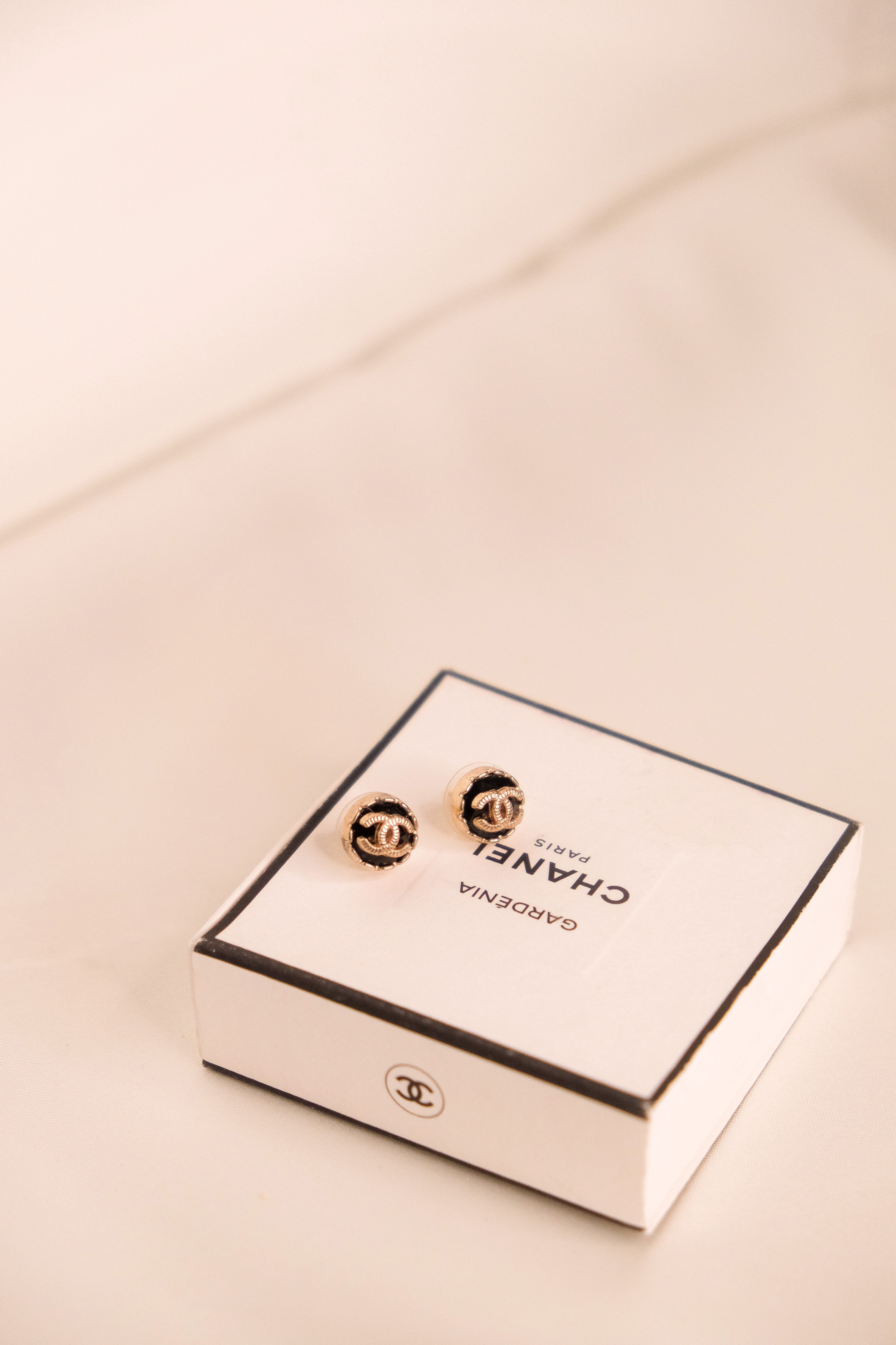 𝗖𝗵𝗮𝗻𝗲𝗹 𝗕𝗹𝗮𝗰𝗸𝗯𝗲𝗿𝗿𝘆 𝗘𝗮𝗿𝗿𝗶𝗻𝗴𝘀