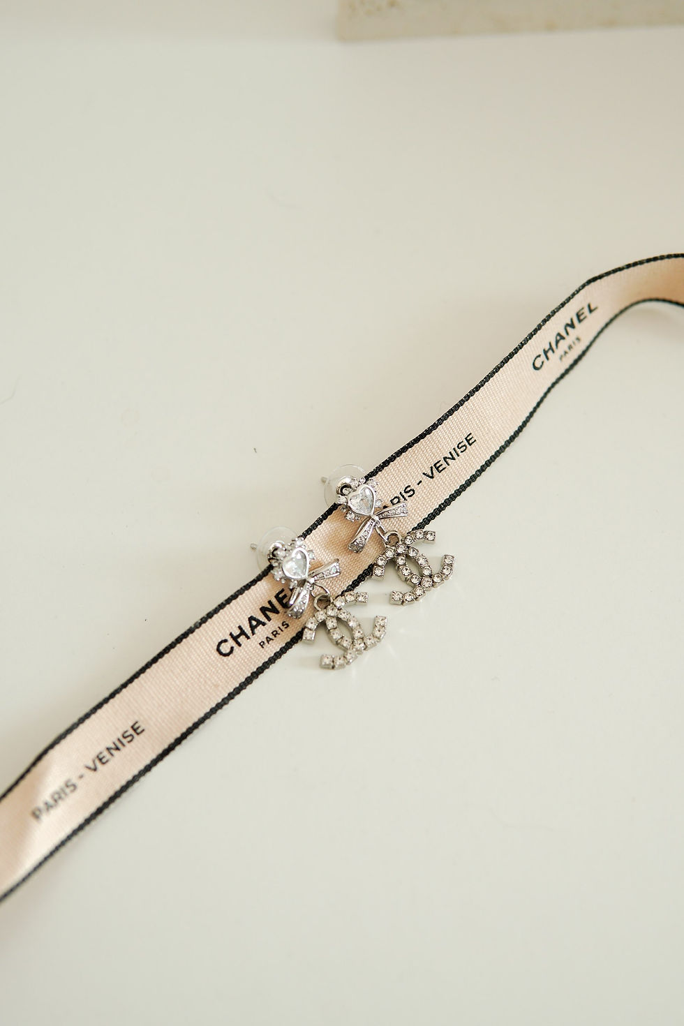 ภาพขนาดย่อ: 𝗖𝗵𝗮𝗻𝗲𝗹 𝟭𝟱𝗺𝗺 𝗛𝗲𝗮𝗿𝘁 𝗕𝗼𝘄 𝗘𝗮𝗿𝗿𝗶𝗻𝗴𝘀