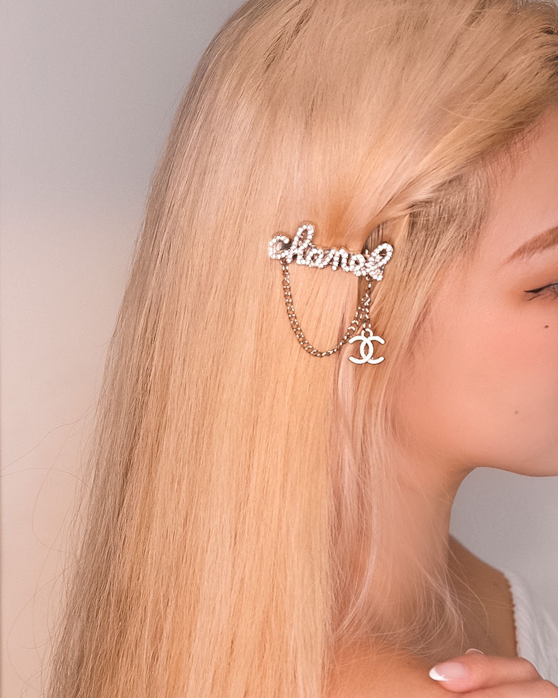 サムネイル： 𝗖𝗵𝗮𝗻𝗲𝗹 𝗦𝗺𝗮𝗹𝗹 𝗟𝗲𝘁𝘁𝗲𝗿 𝗛𝗮𝗶𝗿 𝗖𝗹𝗶𝗽