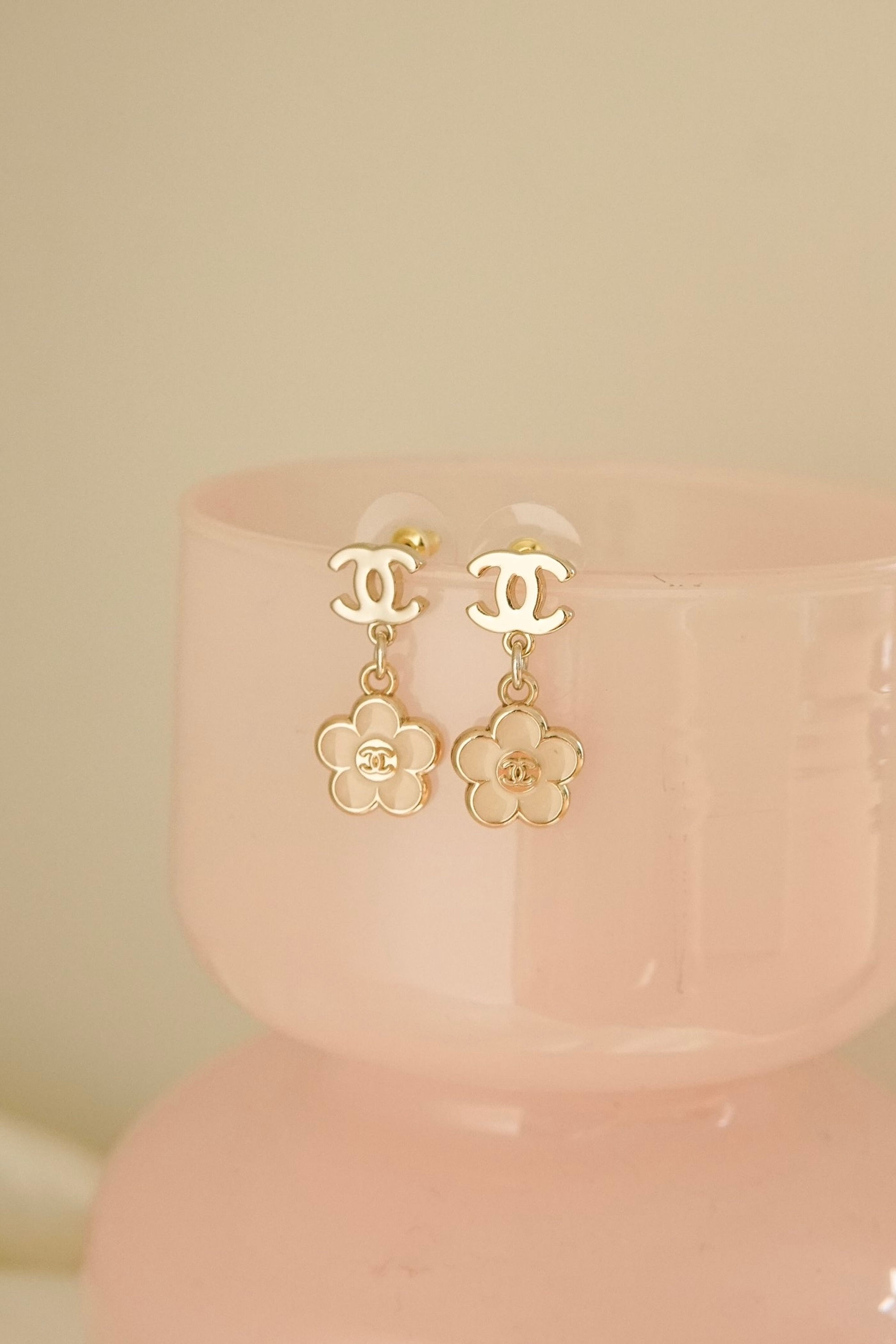 𝗖𝗵𝗮𝗻𝗲𝗹 𝗣𝗶𝗻𝗸𝘆 𝗕𝗹𝗼𝘀𝘀𝗼𝗺 𝗘𝗮𝗿𝗿𝗶𝗻𝗴𝘀