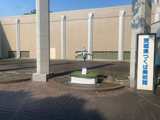 らくがき黒板と紙飛行機