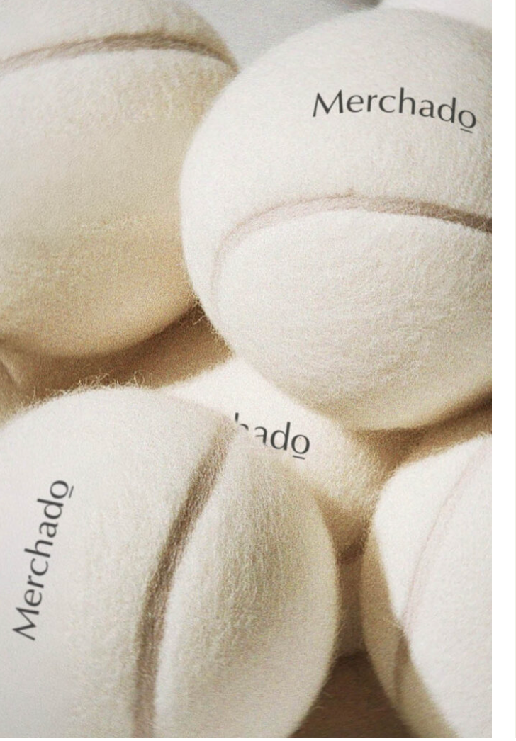 Witte tennisballen met logo als zakelijk cadeau.