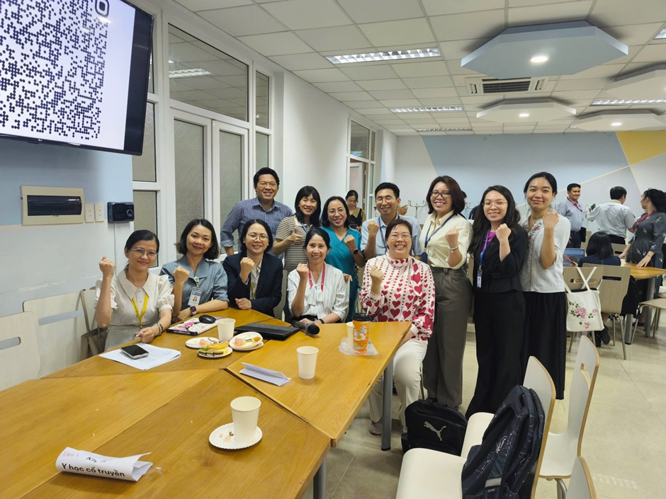 Hình 9. Lãnh đạo và giảng viên Khoa Y học Cổ truyền chụp ảnh lưu niệm