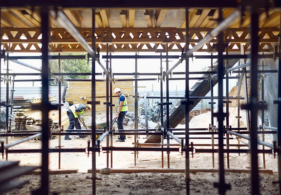 作業現場での建設労働者