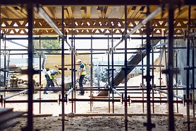 Trabajadores de la construcción en el lugar de trabajo