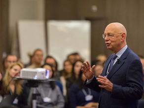 ‘Waarom het aftreden van Klaus Schwab geen goed nieuws is’