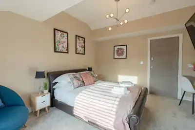Moat House - Top Suite — property photo 2
