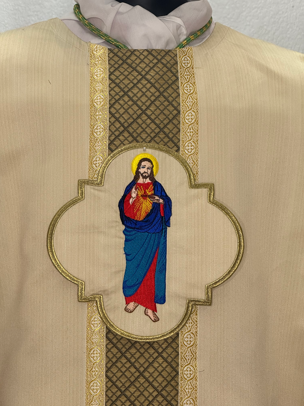 Thumbnail: White Gothic Chasuble set with Sacred Heart Appliqué (Elohim )