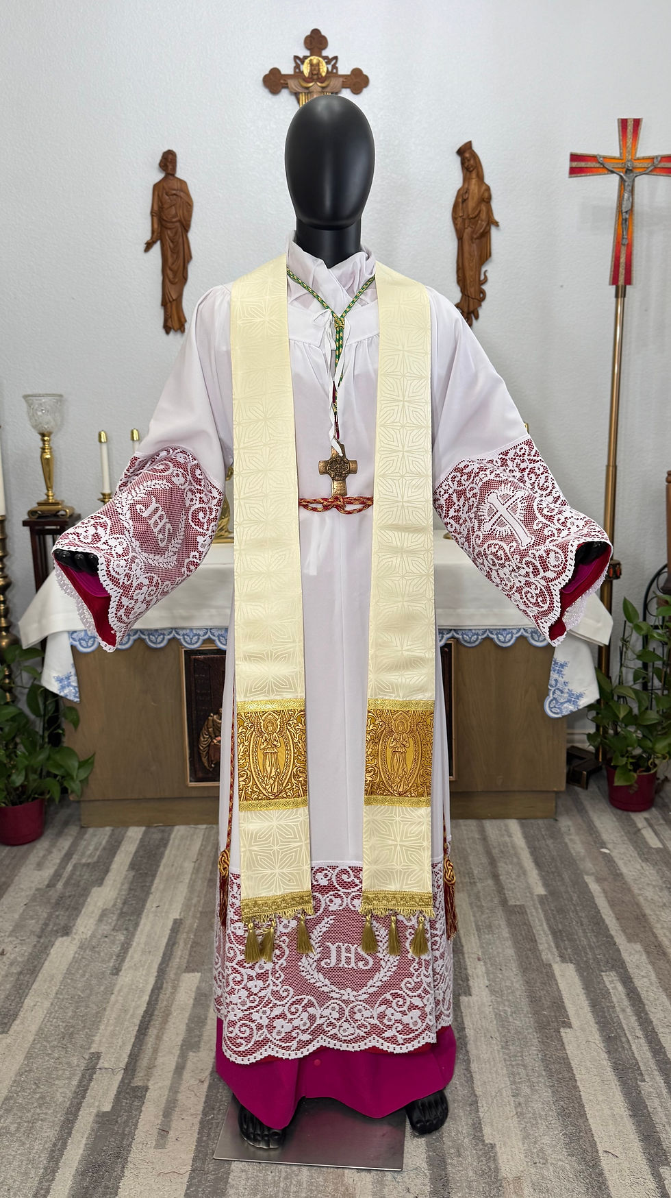 Thumbnail: White - Gold Gothic Chasuble + Stole  (Cathedral)