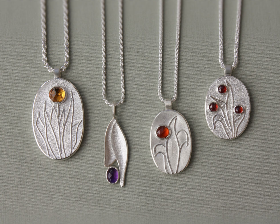 Thumbnail: Tulip bunch pendant with red garnets