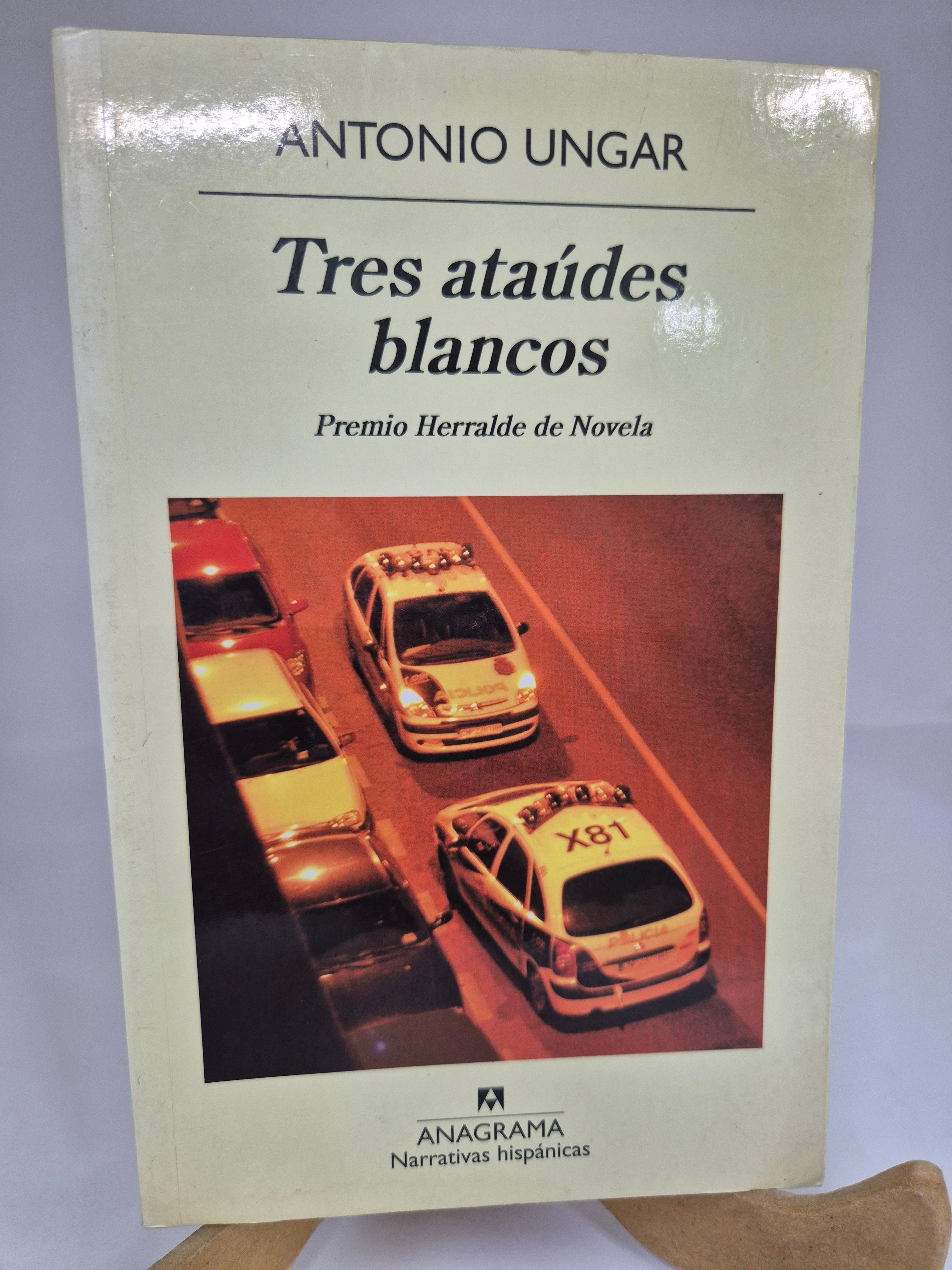 TRES ATAÚDES BLANCOS / ANTONIO UNGAR