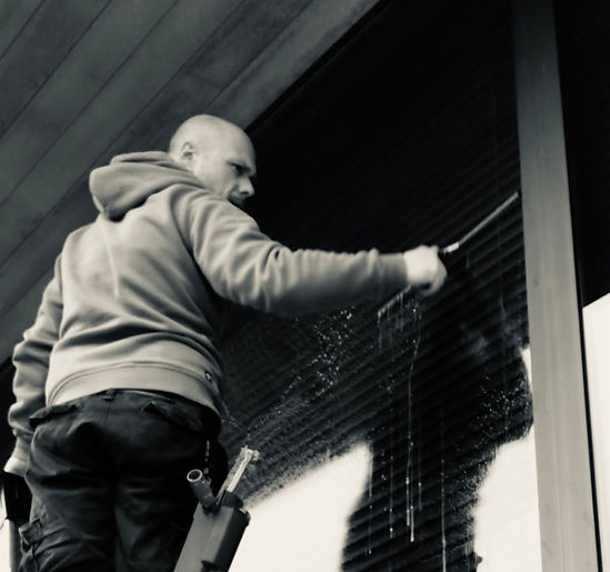 15 jaar ervaring Kencco Schoonmaak - Expert in Raamwasserij, Ontmossing, Zonnepanelen en Gevelreiniging. Sprankelende ramen, gereinigde daken, optimale zonnepanelen en frisse gevels. Betrouwbaar, professioneel en met oog voor detail. Bezoek https://www.kenccoschoonmaak.be/ en ervaar onze hoogwaardige schoonmaakdiensten
