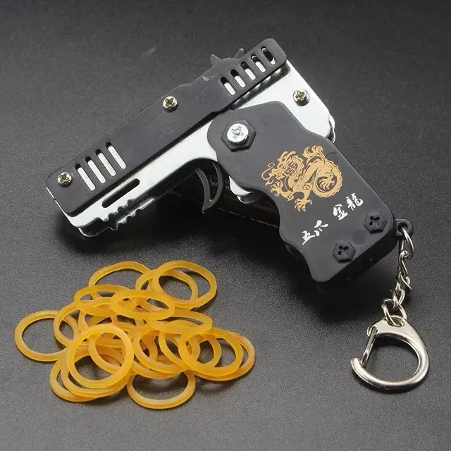 Metalen pistool als sleutelhanger met katapult optie grappig.  .