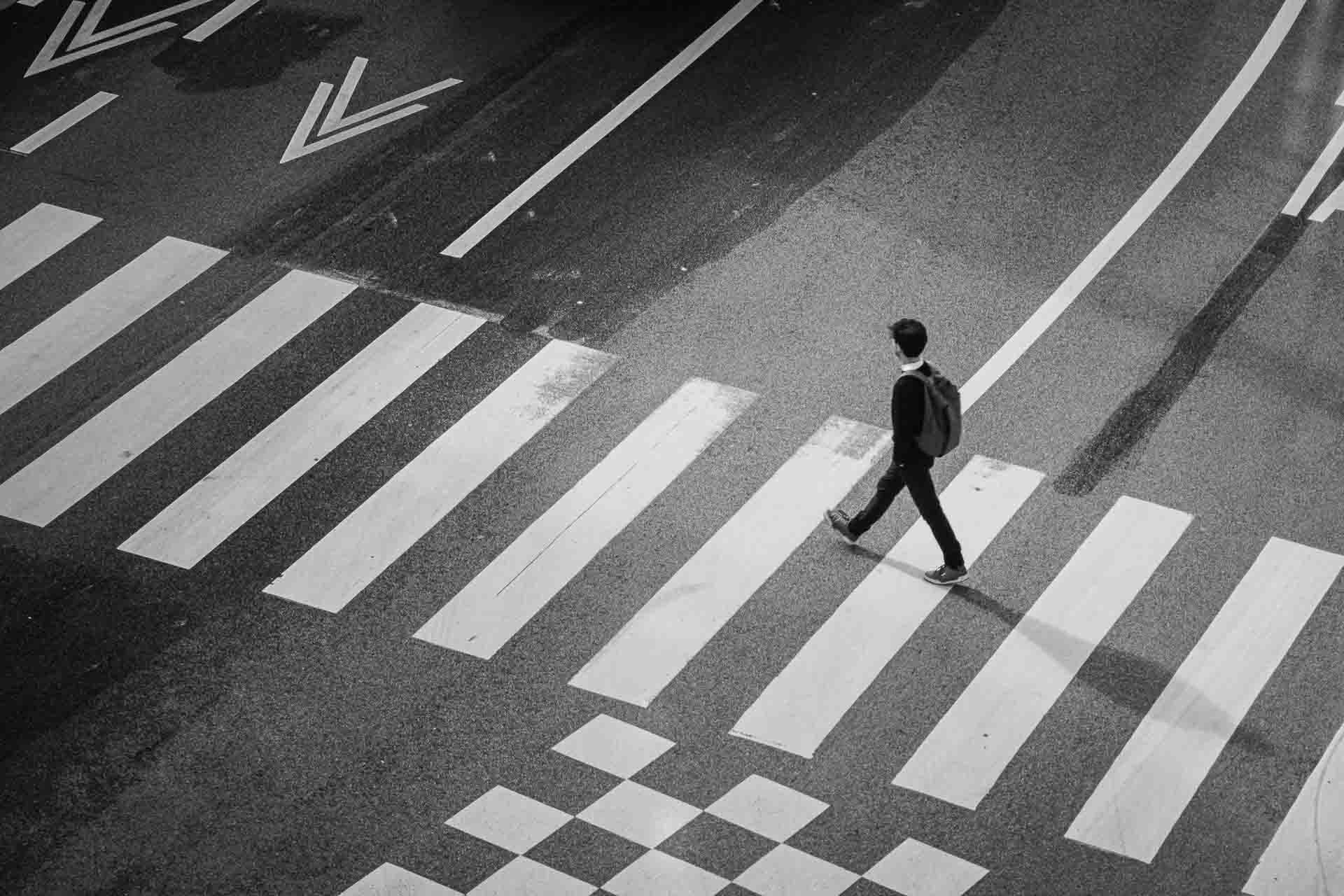 Photo urbaine d'un piéton qui traverse la route