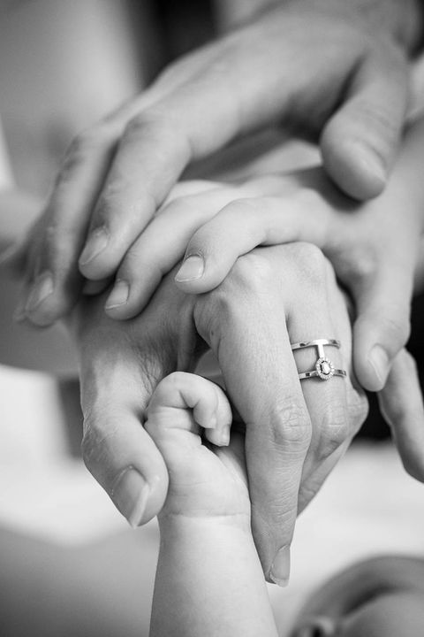 Photo de famille se tenant par la main