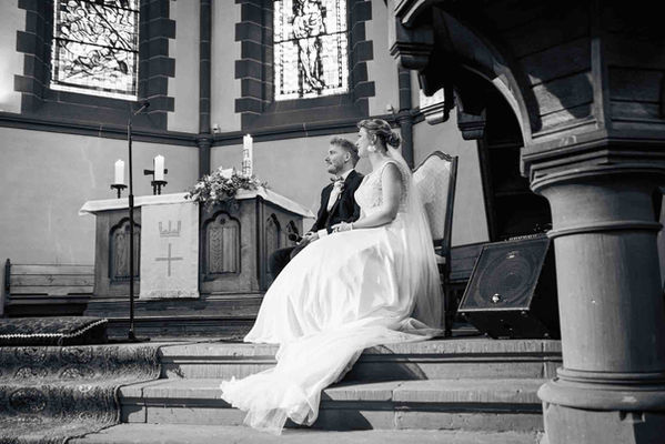 Photo des mariés à l'église pour la cérémonie religieuse
