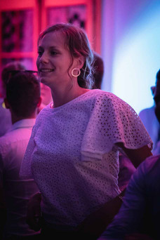 Photo d'une convive sur la piste de danse