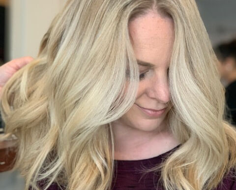 Blonde bombshell hilights with long textured attractive layerd hair