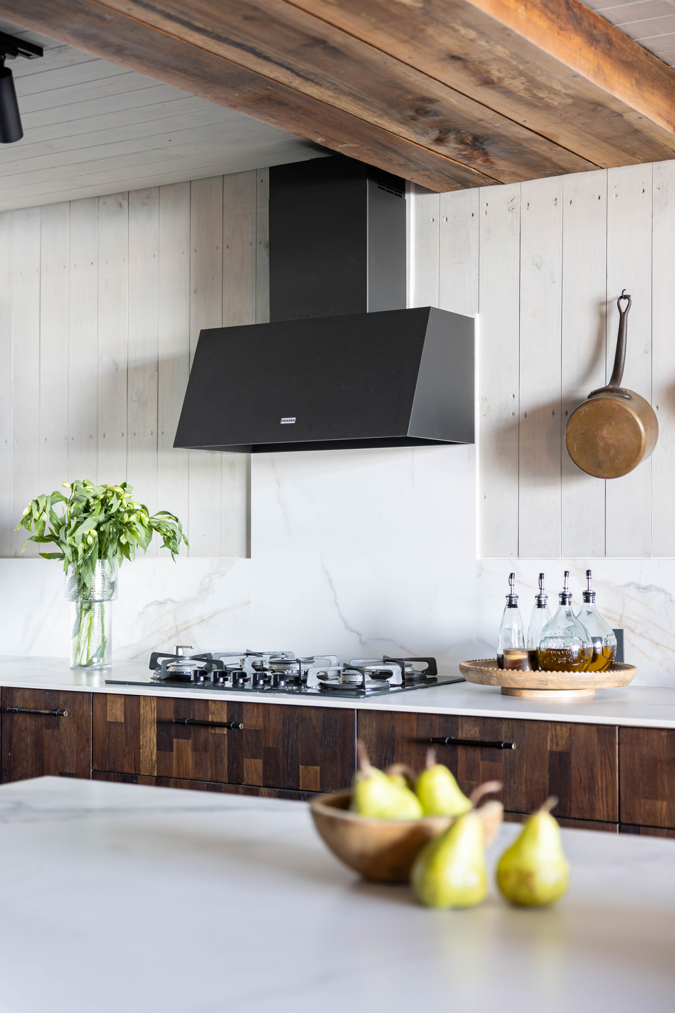 Cocina muebles a medida revestido en duelas de madera