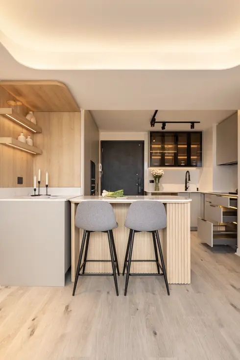 Cocina minimalista Lekker con isla central y muebles en tonos madera y gris, Providencia.
