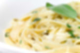 Pasta fresca con salsa de mantequilla y salvia