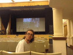 In attesa di iniziare a recitare, Massimo