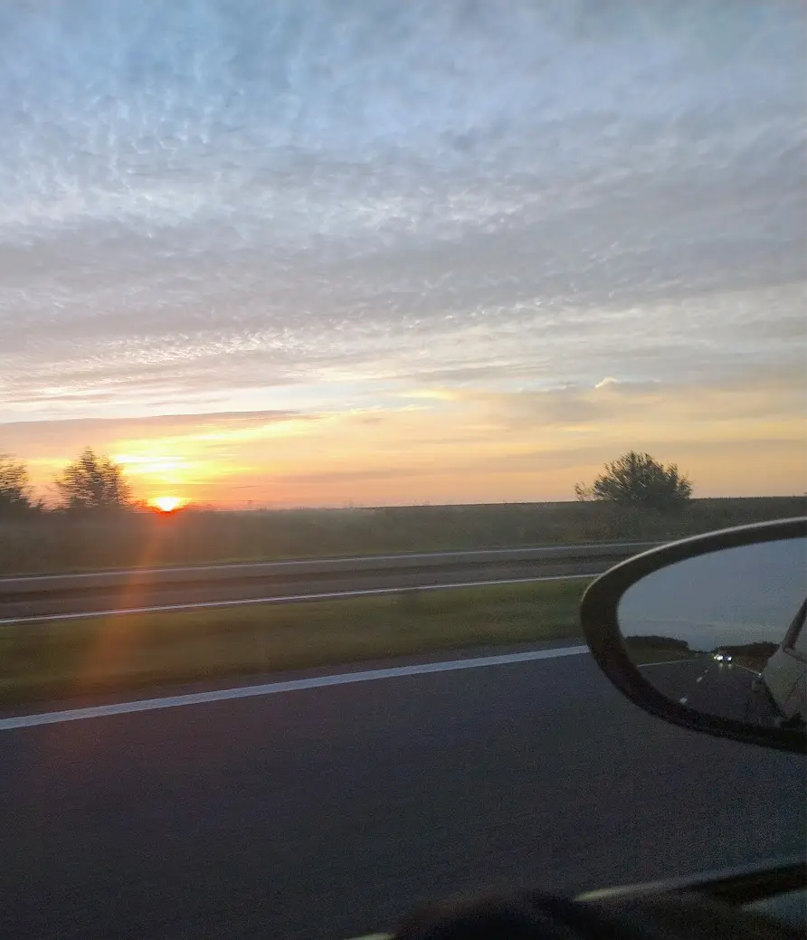 Zdjęcie wschodzącego słońca na drodze