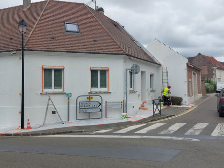 Vue en plongée d'une façade fraîchement peinte avec un rendu lisse et uniforme