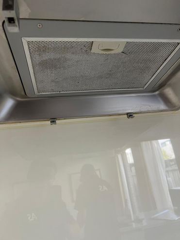 End of lease range hood cleaning – degreasing exhaust fan and filters in kitchen