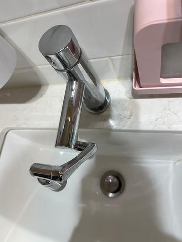 Deep bathroom cleaning for end of lease – toilet, sink, and tiles sanitized