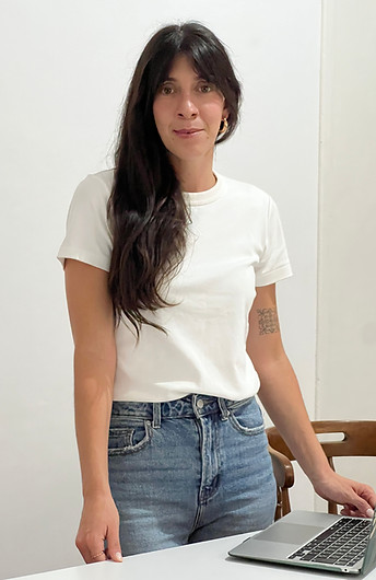 Jimena Souto trabajando como copywriter en su oficina.