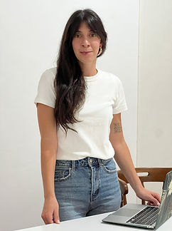 Jimena Souto copywriter en su oficina de trabajo.