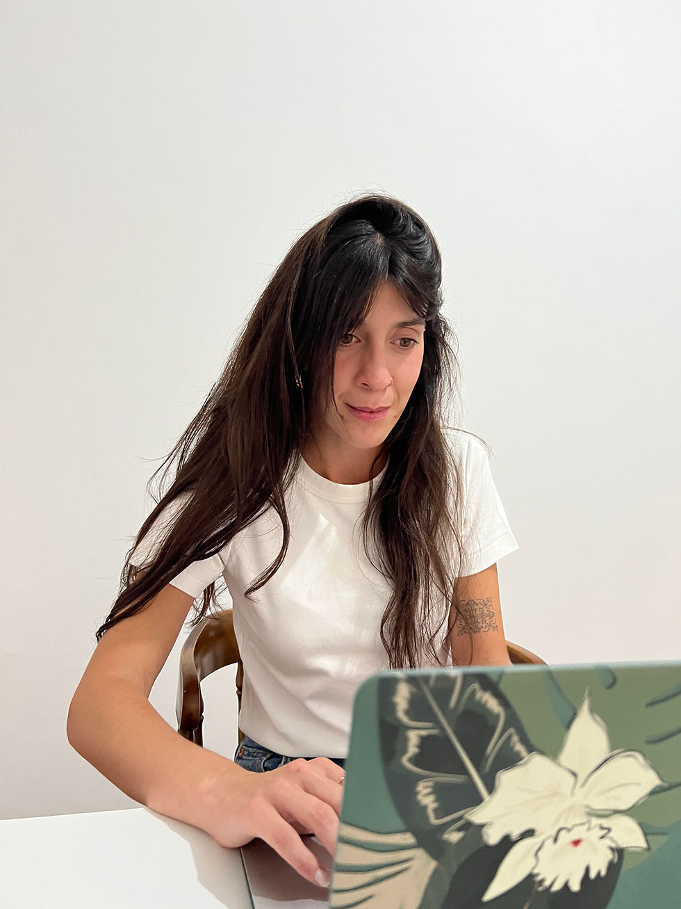 Jimena Souto redactando en su notebook.