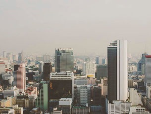 Vista aérea da cidade com vários prédios