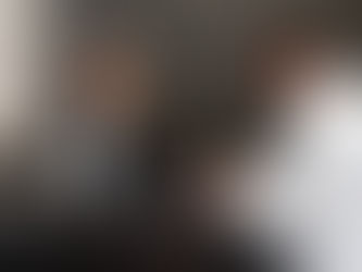 Rececpionista atendendo telefone na portaria