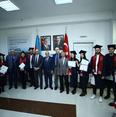 Anadolu Universitetinin rektoru Prof.Dr.Fuat Erdal məzunlara diplomlarını təqdim etdi
