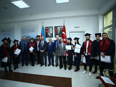 Anadolu Universitetinin rektoru Prof.Dr.Fuat Erdal məzunlara diplomlarını təqdim etdi
