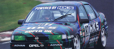 HKS Vectra A in der JTCC – Opel Rennwagen mit HKS Livery auf der Rennstrecke