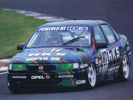 HKS Vectra A in der JTCC – Opel Rennwagen mit HKS Livery auf der Rennstrecke