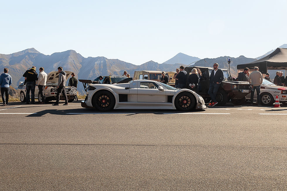 Gumpert Apollo vor einem Gebirge