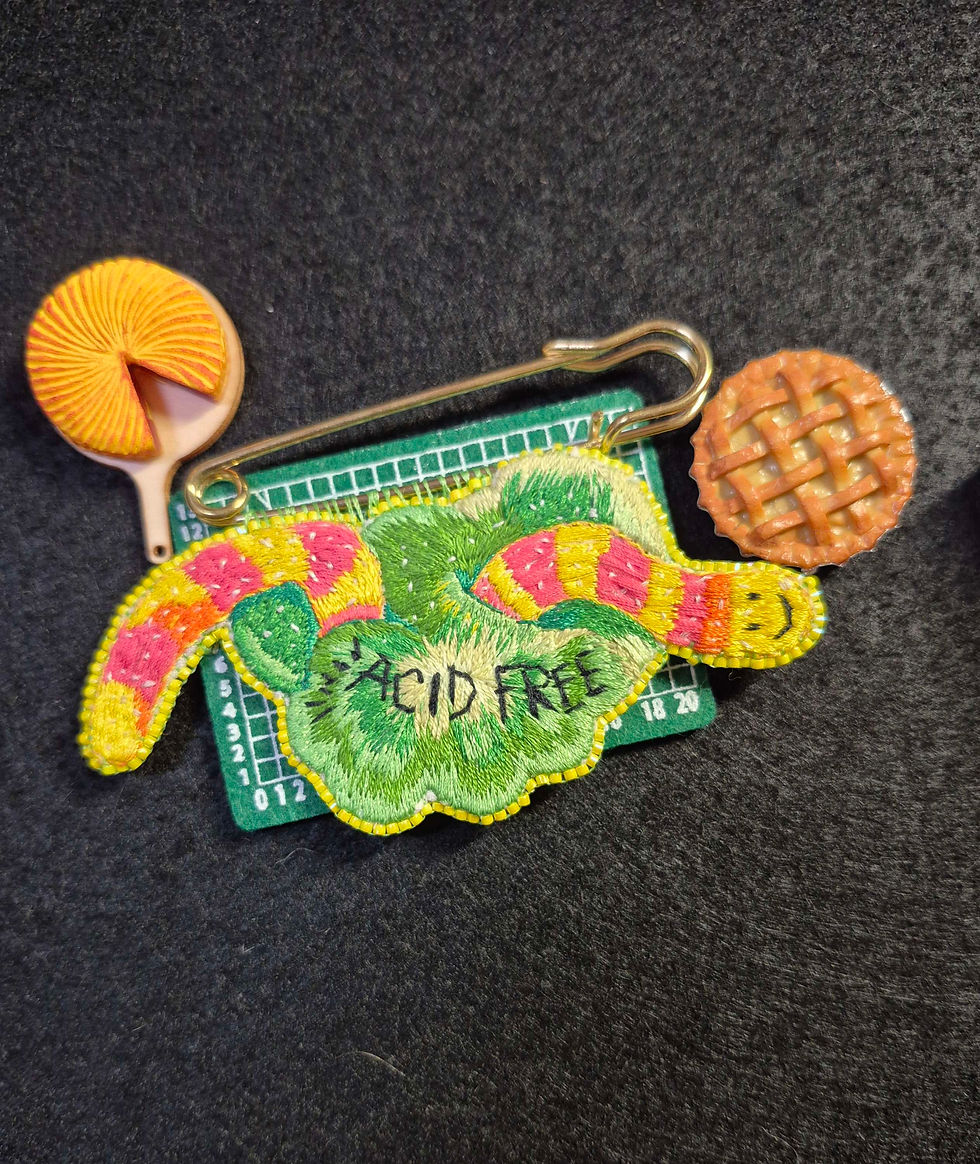 Broche brodée "acid free candy worm"