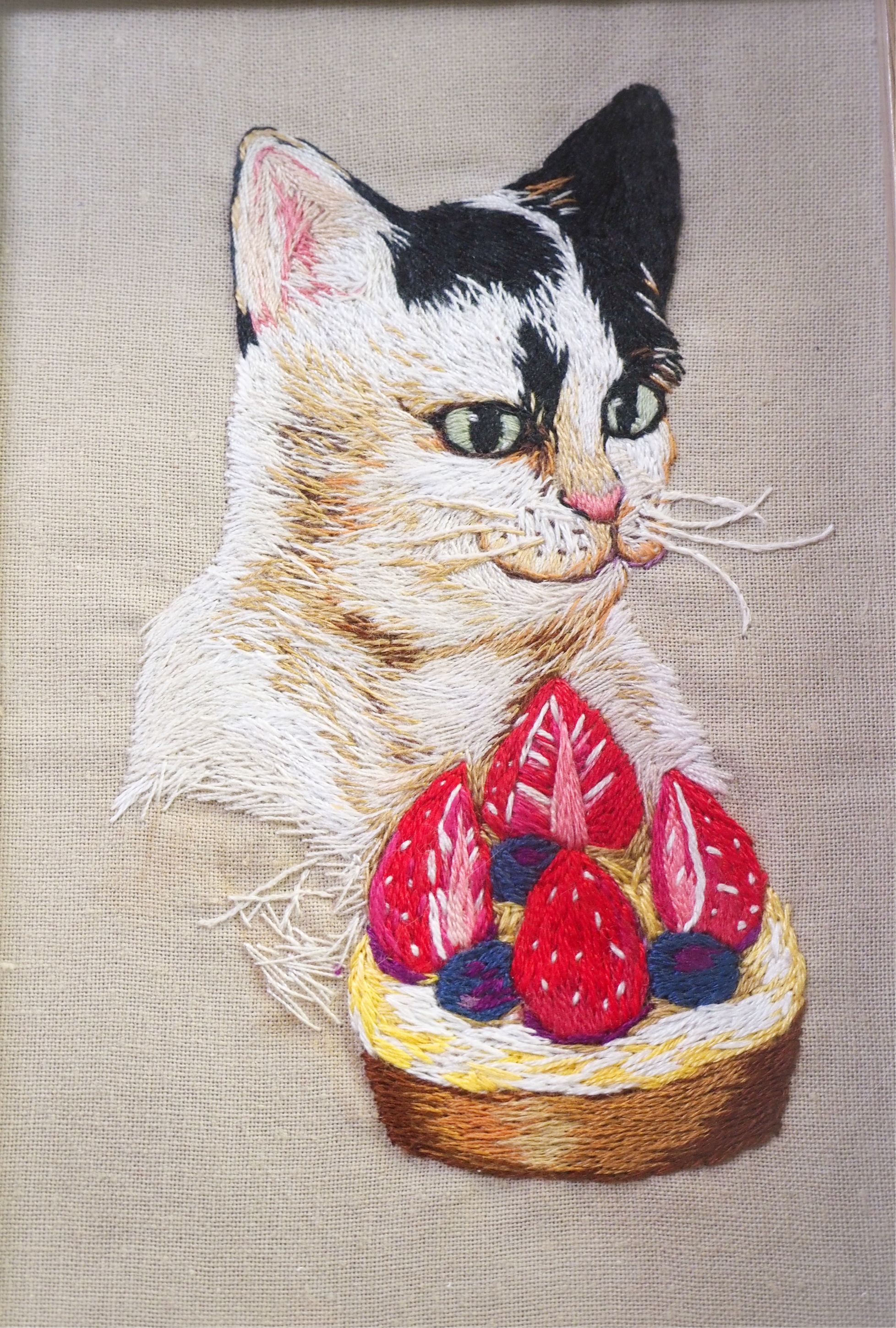 "Le chat et la tartelette" peinture à l'aiguille