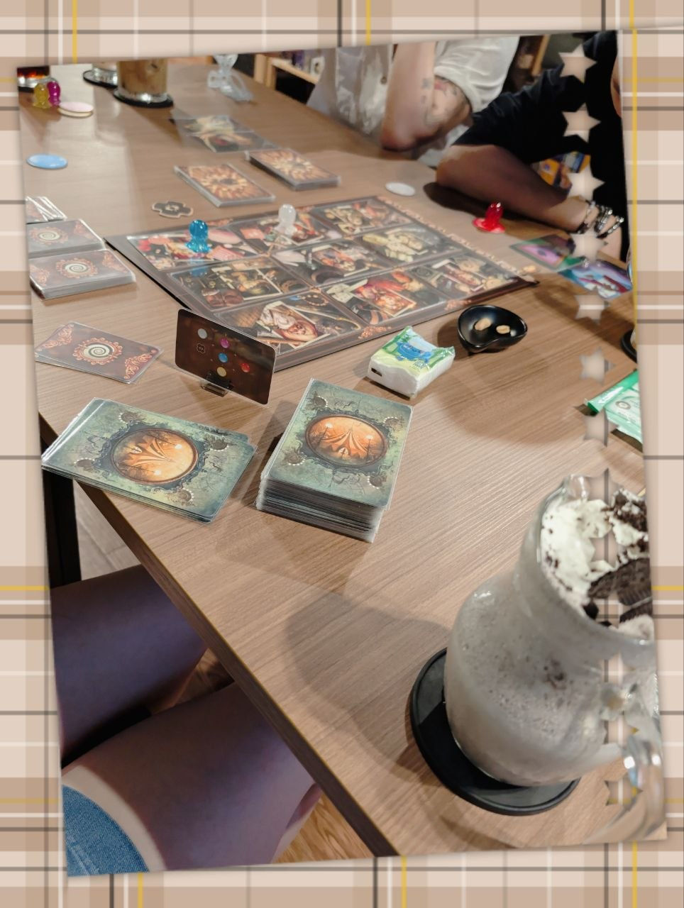 We then fought off food coma by visiting a board games cafe! I think we were there for almost 6 hours?! Played Mysterium Park (I love Mysterium) a bunch, and tried Illiterati -- which turned out to be way less chill and way more challenging than we expected. 💀💀💀💀