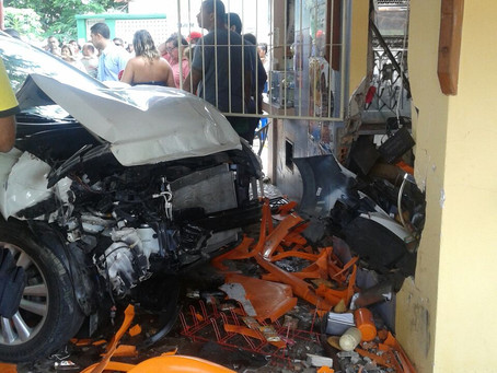 Homem morre após passar mal e invadir praça do Gastão Guimarães com o carro