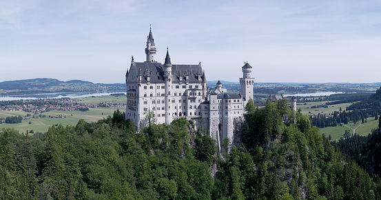 Schloss Neuschwanstein; photo by Jehyun Sung on Unsplash