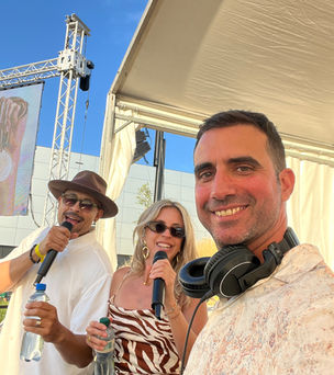 DJ Dimi se produit lors d'un événement d'entreprise privé en Suisse avec Shanna Pearson