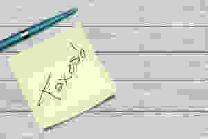 Stick it note with taxes wiritten on it